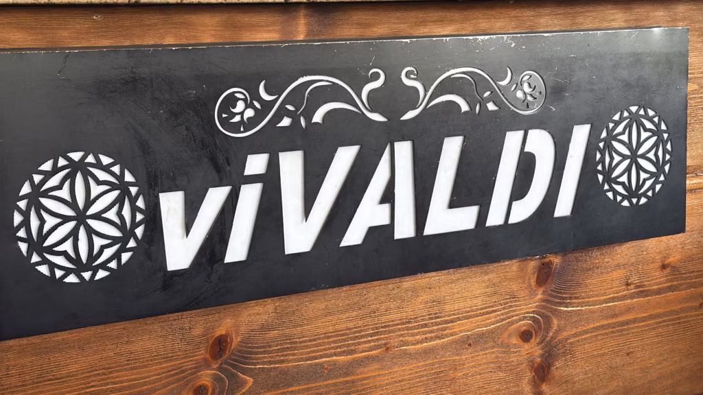 Szyld pizzerii i restauracji Vivaldi w Poroninie